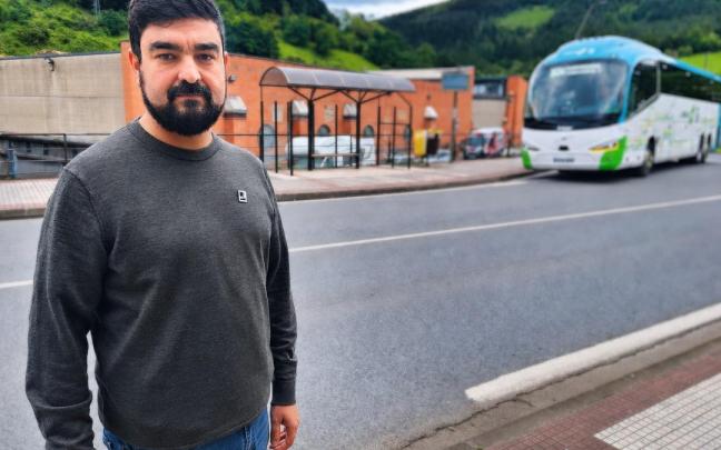 El alcalde de Legazpi, con la parada del autobús detrás.