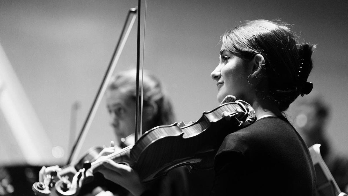 Miriam Moñux con su inseparable violín durante una actuación.