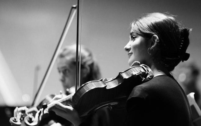 Miriam Moñux con su inseparable violín durante una actuación.