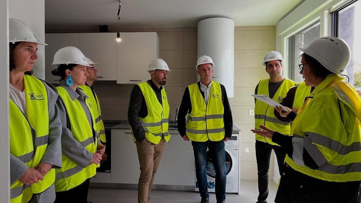 Foto de la visita realizada esta mañana a las viviendas del ámbito Presa I de Hondarribia.