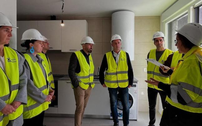 Foto de la visita realizada esta mañana a las viviendas del ámbito Presa I de Hondarribia.