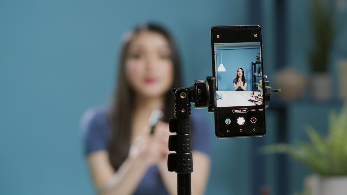 La futura ley de publicidad de productos sanitarios restringirá la promoción por parte de 'influencers'.