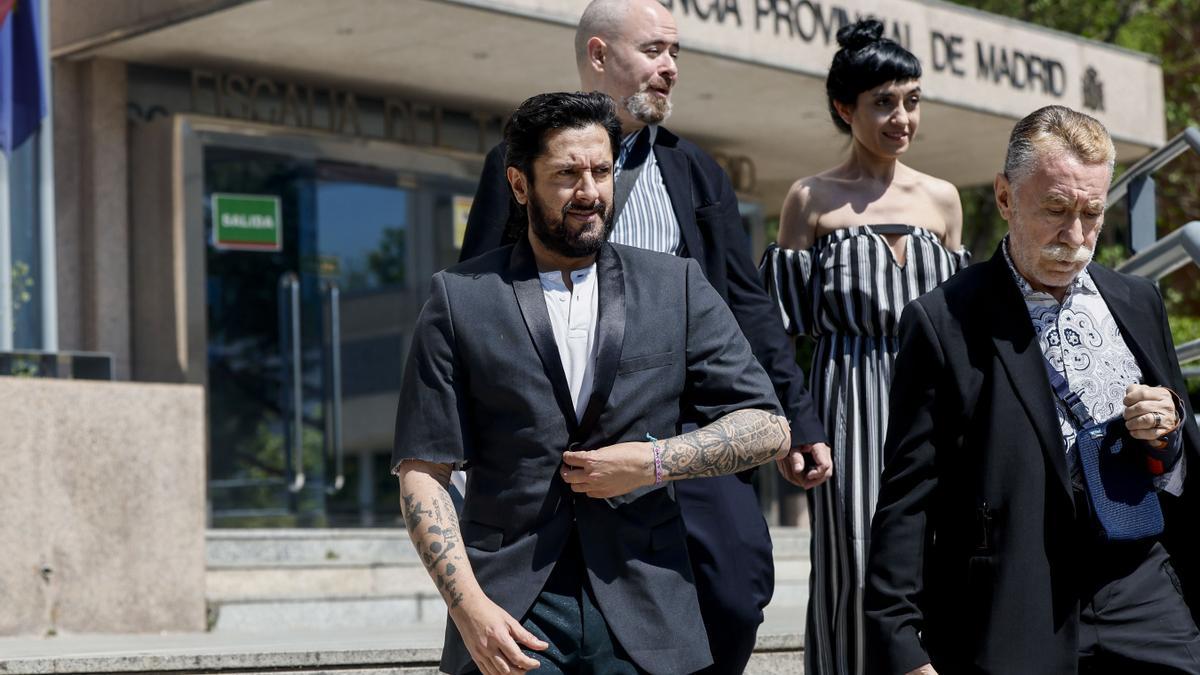 Rafael Amargo, junto a su abogado (d), a la salida de la Audiencia de Madrid.