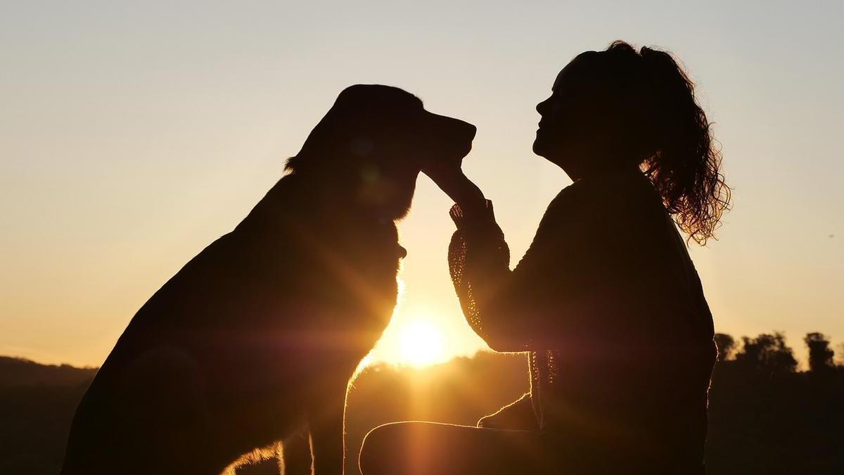 Una joven y su perro en una imagen de archivo.