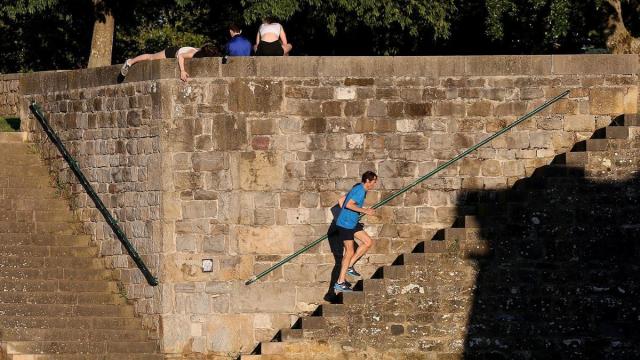Imagen de achivo de un hombre corriendo por los fosos de la Ciudadela.