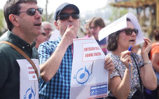Profesores en la concentración para reclamar un nuevo conservatorio en buenas condiciones. Profesores en la concentración para reclamar un nuevo conservatorio en buenas condiciones.