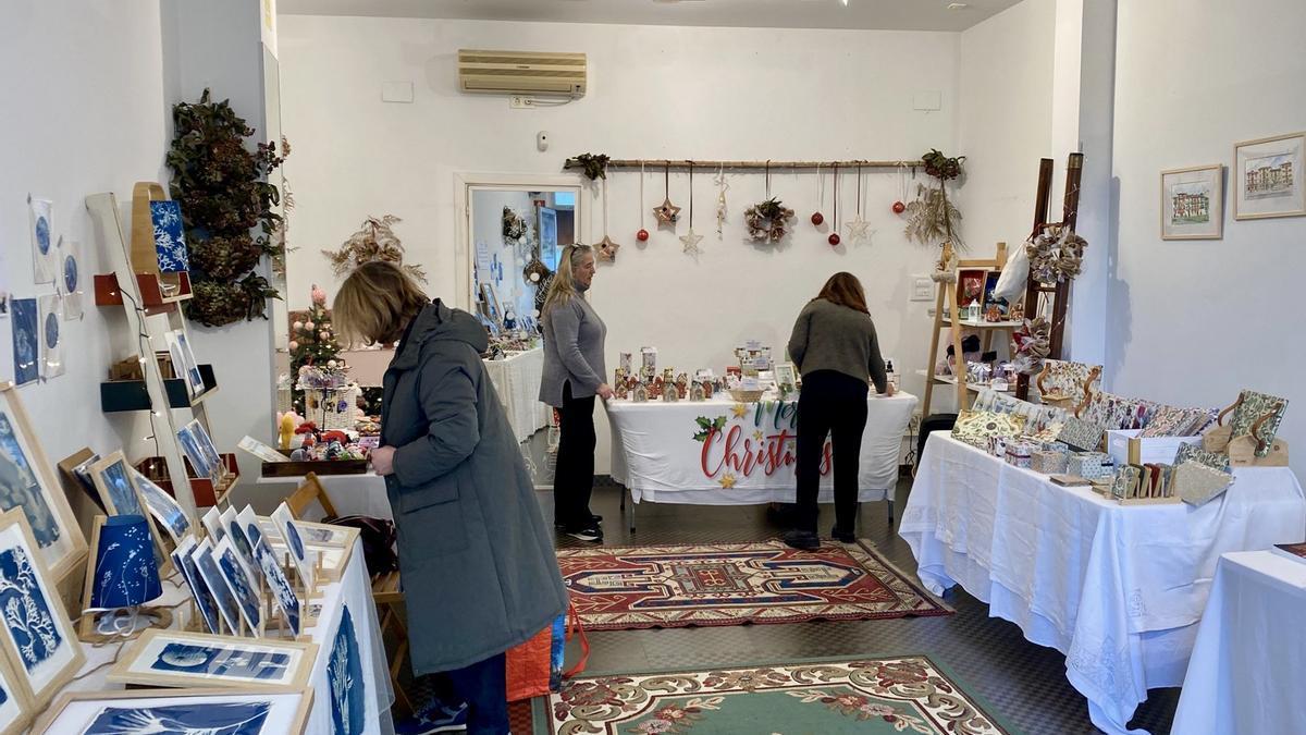 El mercado de artesanía local de Kolore Kolore se ha instalado en el número once de la calle República Argentina de Irun.
