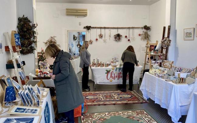 El mercado de artesanía local de Kolore Kolore se ha instalado en el número once de la calle República Argentina de Irun.