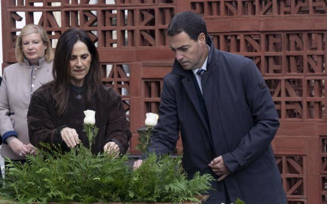 Pradales y Tejeria durante la ofrenda floral con motivo del Día de la Memoria, en el Parlamento Vasco.