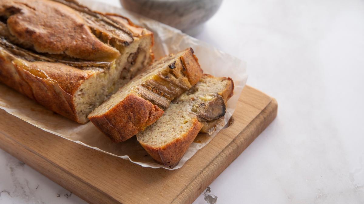 Un pan de plátano listo para servir.
