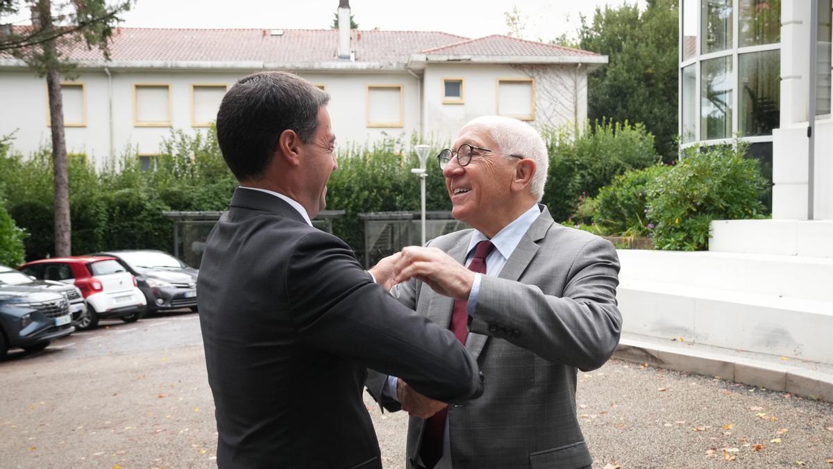 El lehendakari Imanol Pradales y el presidente de la Comunidad de Iparralde y alcalde de Baiona Jean-René Etchegaray.