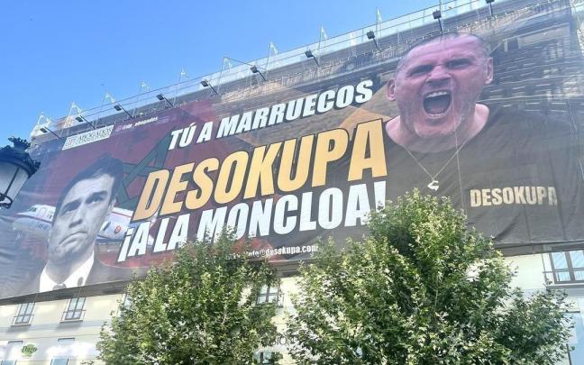 La lona desplegada por Desokupa en Madrid. La lona desplegada por Desokupa en Madrid.