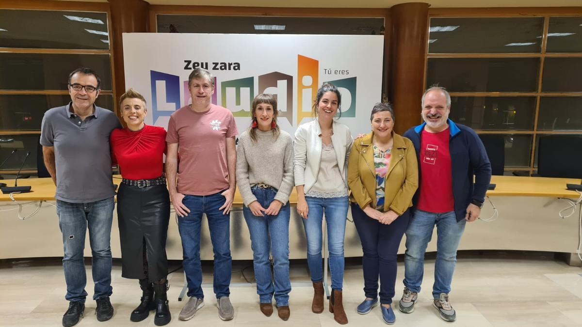Equipo Gobierno de EH Bildu en Laudio con el concejal saliente y la entrante (esquina derecha)