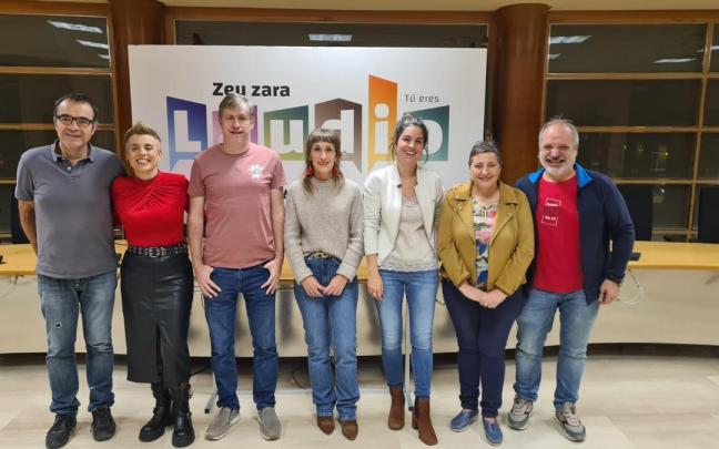 Equipo Gobierno de EH Bildu en Laudio con el concejal saliente y la entrante (esquina derecha) / Ayuntamiento de Laudio Equipo Gobierno de EH Bildu en Laudio con el concejal saliente y la entrante (esquina derecha)