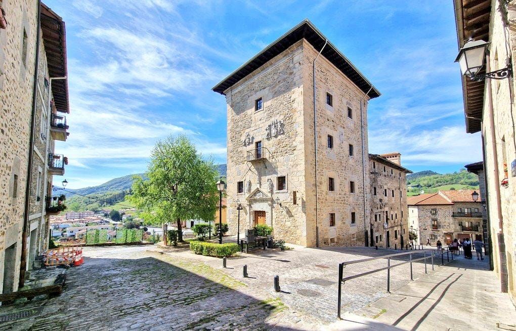 Torre Ortiz de Molinillo y Velasco en el casco antiguo de Artziniega