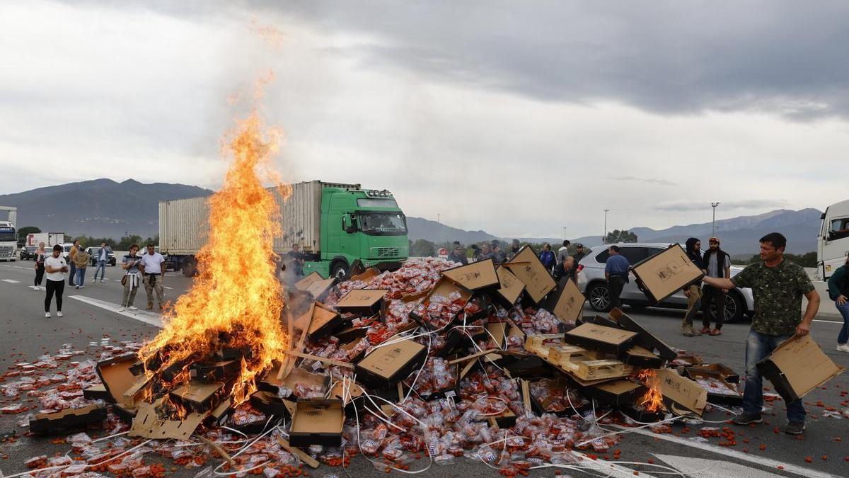 Los destrozos causados por los agricultores franceses en la mercancía.