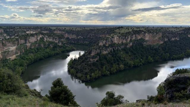 Los meandros del río Duratón y la ermita de San Frutos, vistos desde un mirador.