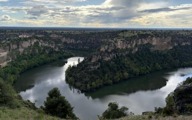 Los meandros del río Duratón y la ermita de San Frutos, vistos desde un mirador.