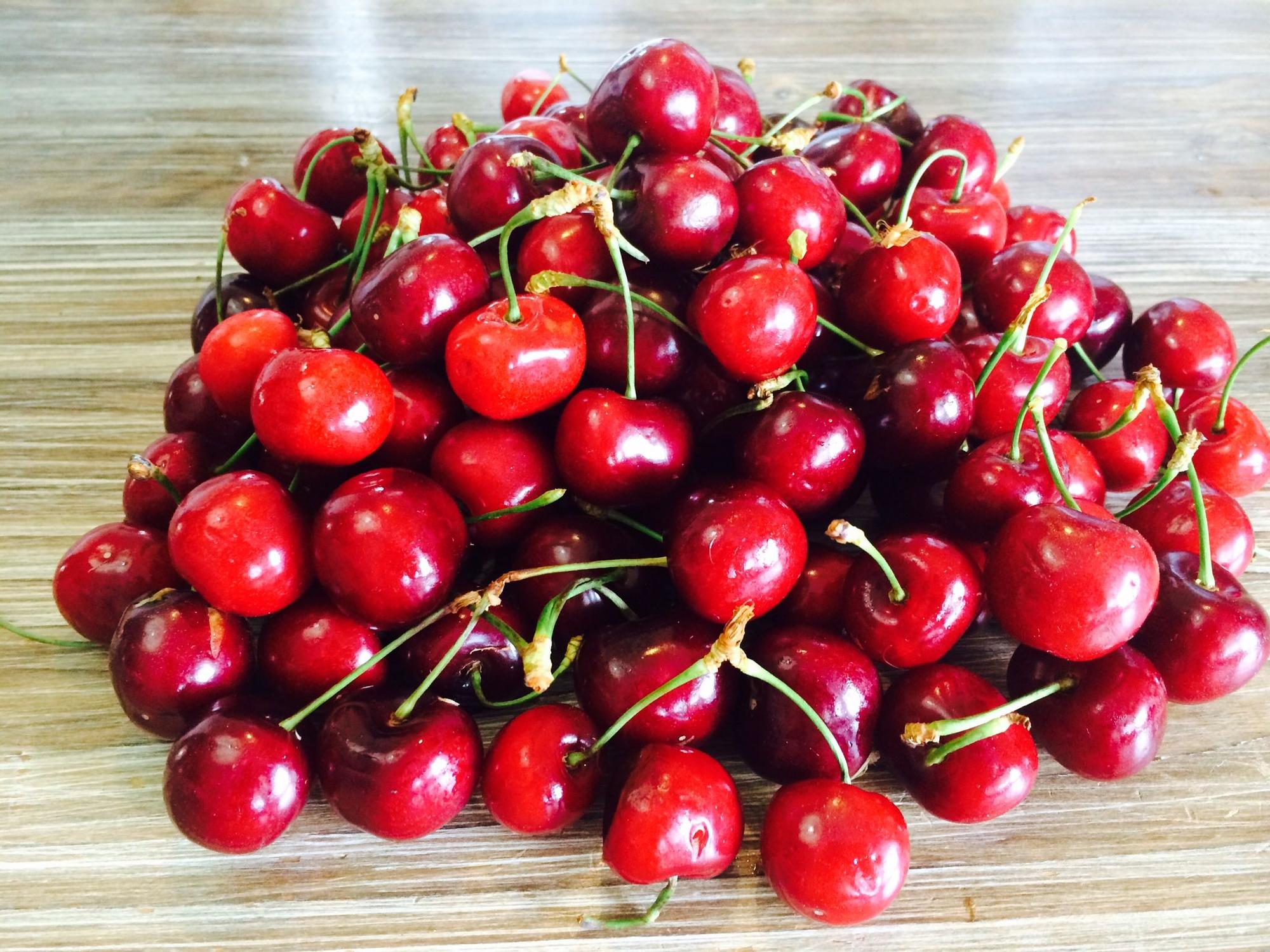 Las cerezas, que acaban de arrancar la temporada, son el ingrediente principal.