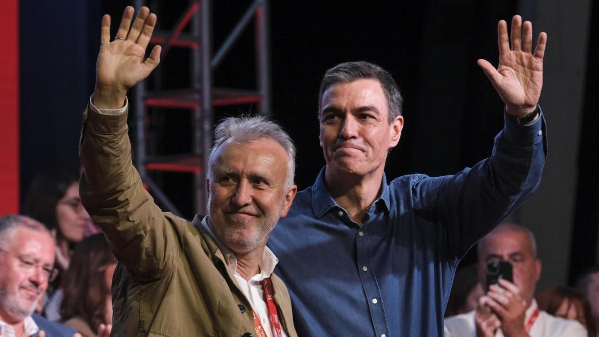 Pedro Sánchez junto a Ángel Víctor Torres en una imagen de archivo.