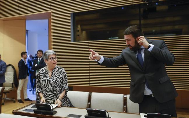 El diputado de EH Bildu Jon Iñarritu, conversa con la diputada de ERC María Carvalho Dantas El diputado de EH Bildu Jon Iñarritu, conversa con la diputada de ERC María Carvalho Dantas