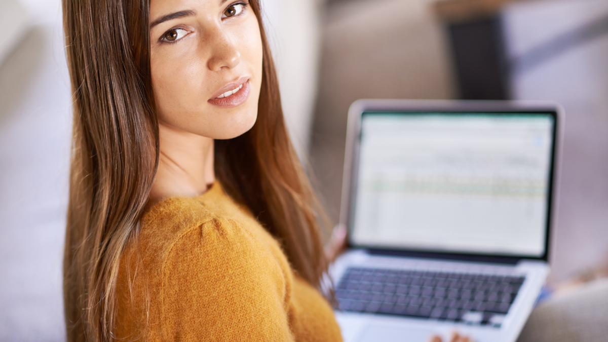 Una mujer se prepara para buscar trabajo a través de internet.