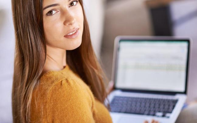 Una mujer se prepara para buscar trabajo a través de internet.