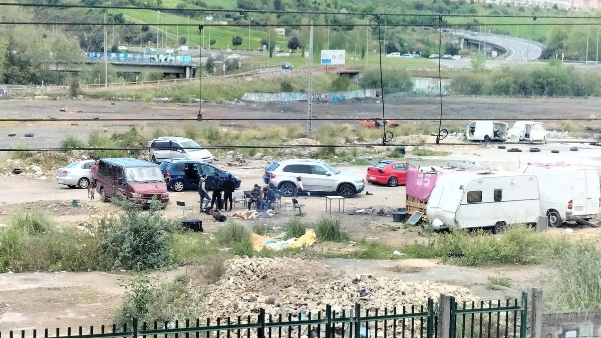 El campamento ilegal se ha instalado en un antiguo solar industrial de Galindo