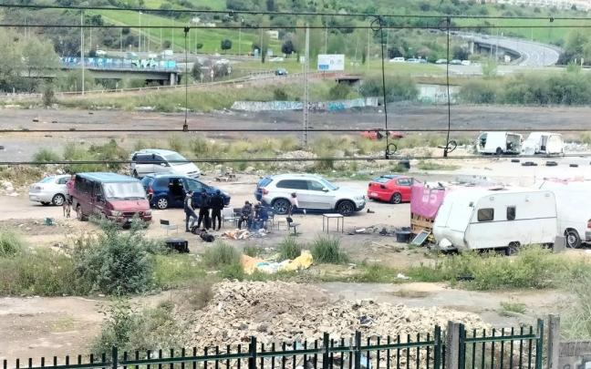 El campamento ilegal se ha instalado en un antiguo solar industrial de Galindo