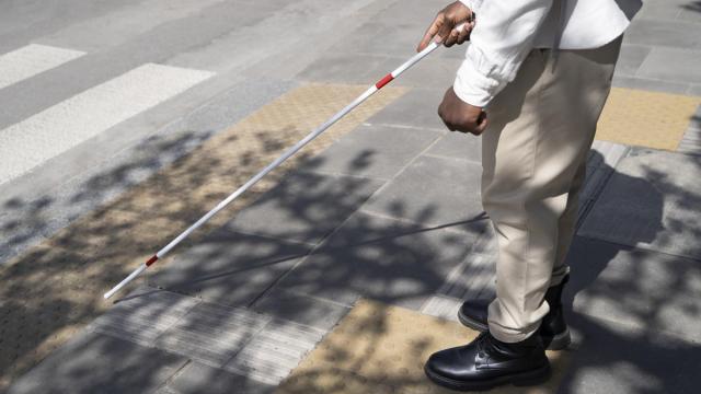 Imagen de archivo de un invidente cruzando la calle.
