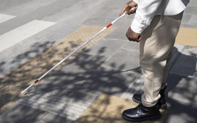 Imagen de archivo de un invidente cruzando la calle.