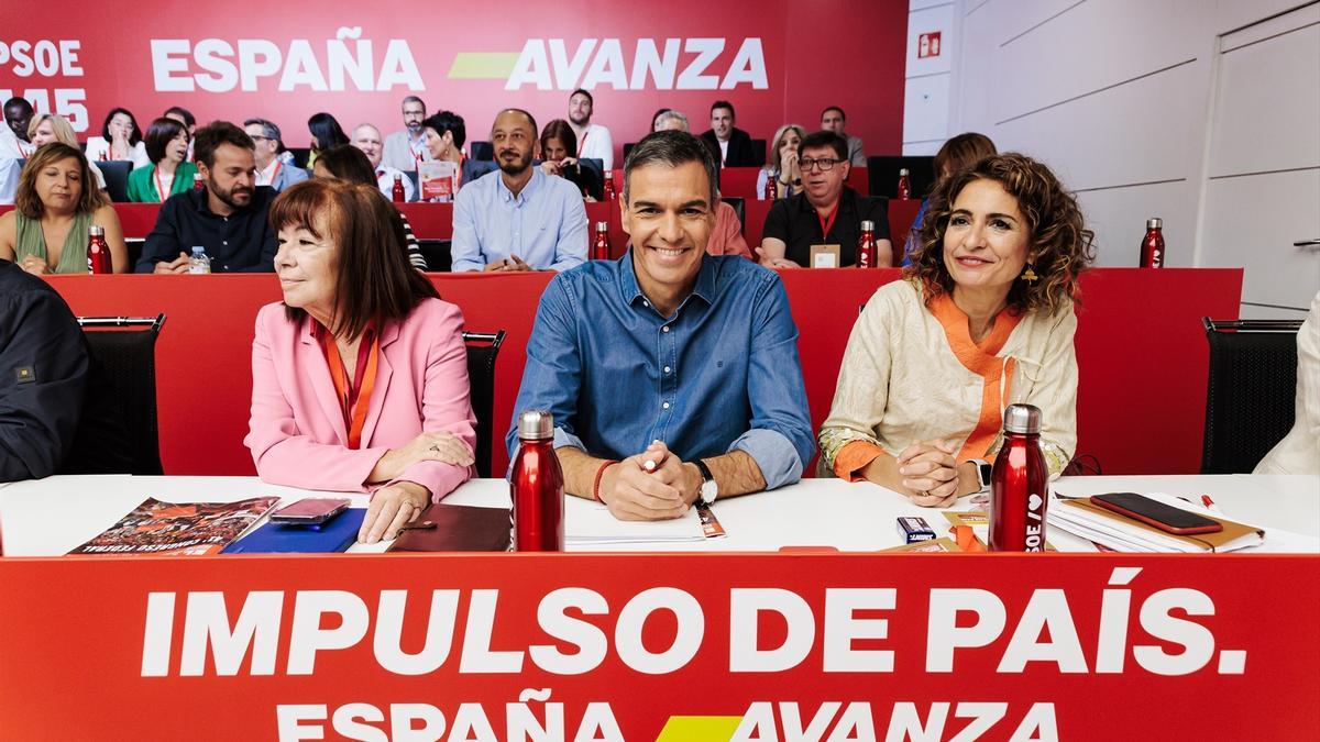 La presidenta del PSOE, Cristina Narbona, el presidente del Gobierno y Secretario General del PSOE, Pedro Sánchez y la vicesecretaria general del PSOE, vicepresidenta primera del Gobierno y ministra de Hacienda, María Jesús Montero, durante la reunión del Comité Federal del PSOE.