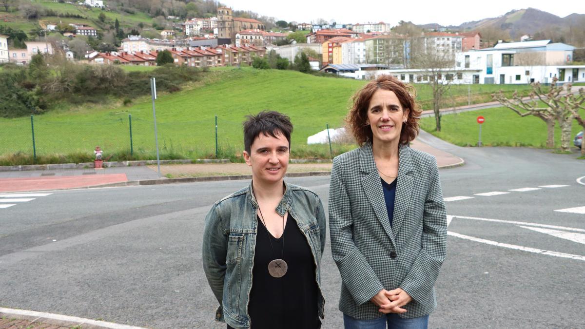 La teniente de alcalde y la alcaldesa junto al ámbito