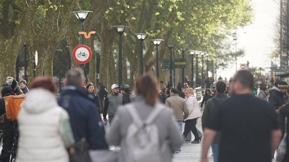 Gente en la calle en Donostia