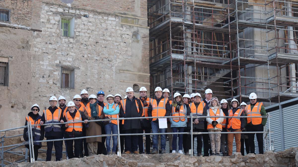 El consejero José María Aierdi, rodeado de técnicos y vecinos en la visita a los restos de Coscolín