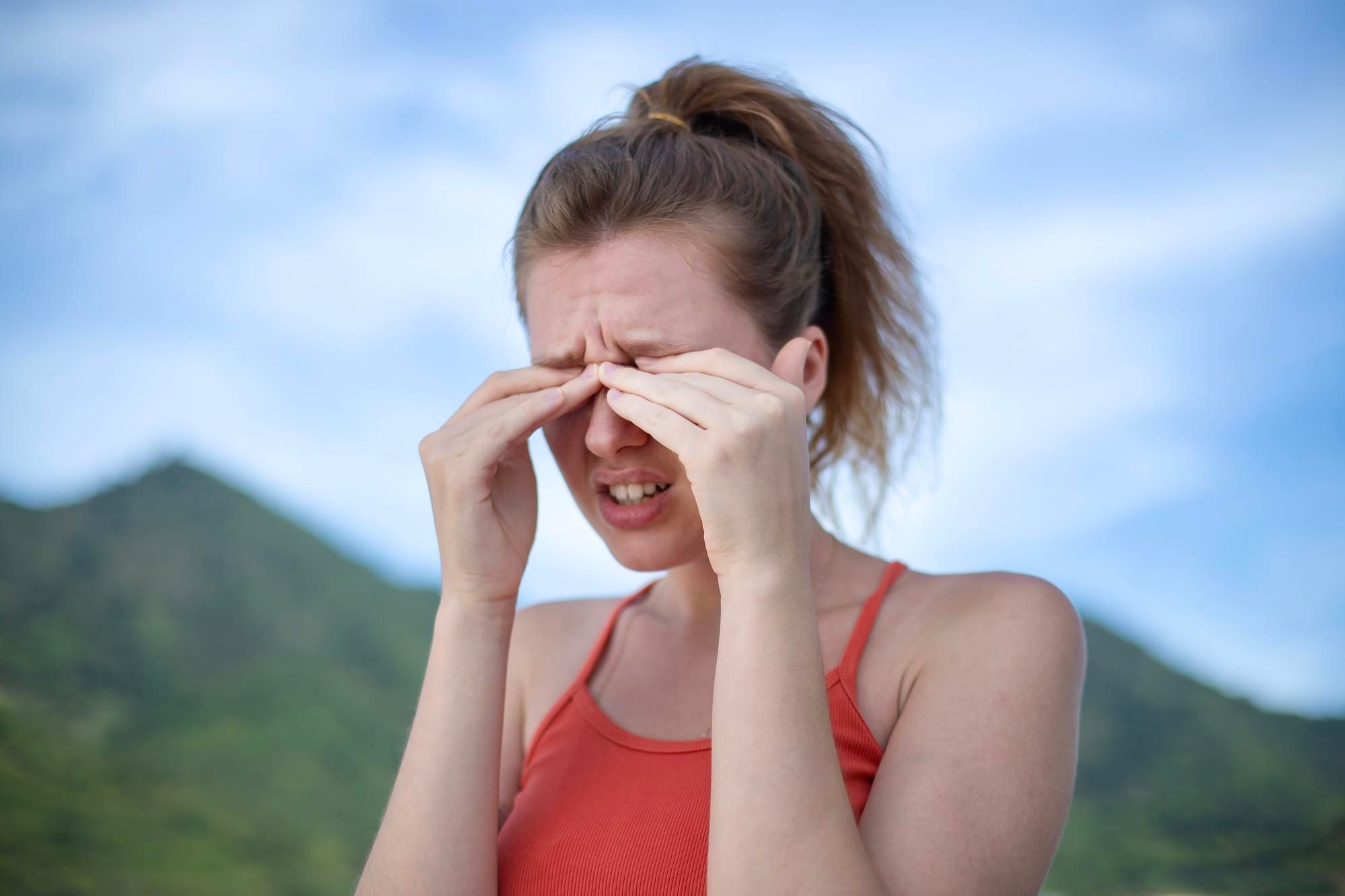 Frotarse los ojos puede causar lesiones oculares.