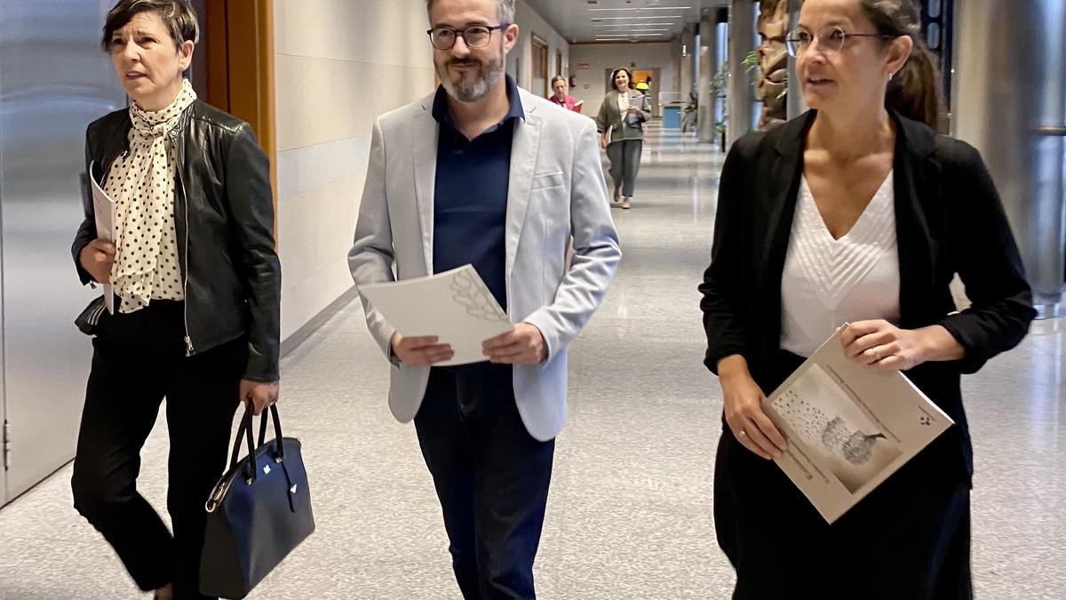 El viceconsejero de Salud, Gonzalo Tamayo, junto a la presidenta de la Comisión de Garantía y Evaluación de la Eutanasia en Euskadi, Julia Barroso, y la anterior responsable de este órgano, Itxaso Bengoetxea,