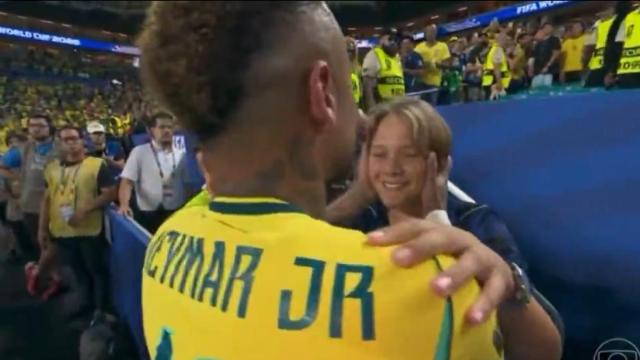 Neymar buscaba a su hijo al final del partido para abrazarle, pero casi no pudo cumplir con su objetivo por culpa de la seguridad del recinto.
