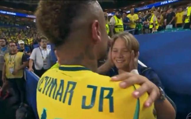 Neymar buscaba a su hijo al final del partido para abrazarle, pero casi no pudo cumplir con su objetivo por culpa de la seguridad del recinto.