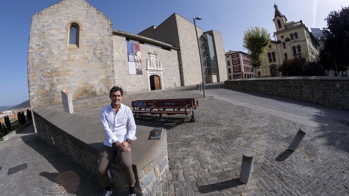 Jose Miguel Albizu, autor de 'El latido de los tres burgos', ante el Palacio Real, uno de los lugares que aparecen en su novela.