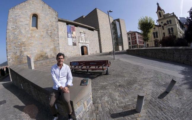Jose Miguel Albizu, autor de 'El latido de los tres burgos', ante el Palacio Real, uno de los lugares que aparecen en su novela. Jose Miguel Albizu, autor de 'El latido de los tres burgos', ante el Palacio Real, uno de los lugares que aparecen en su novela.