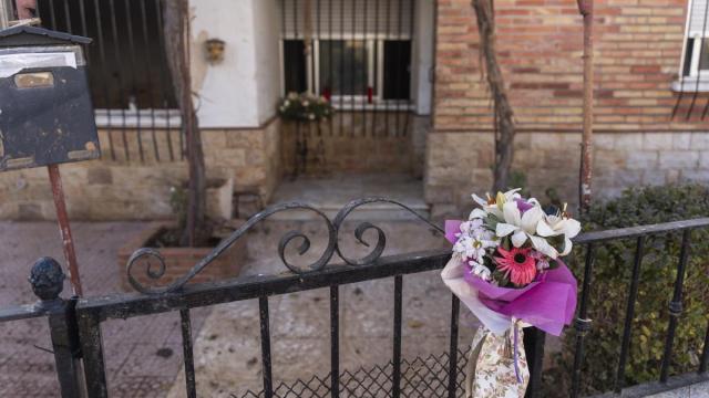 Un ramo de flores en la valle de una casa del barrio de la Fuente.