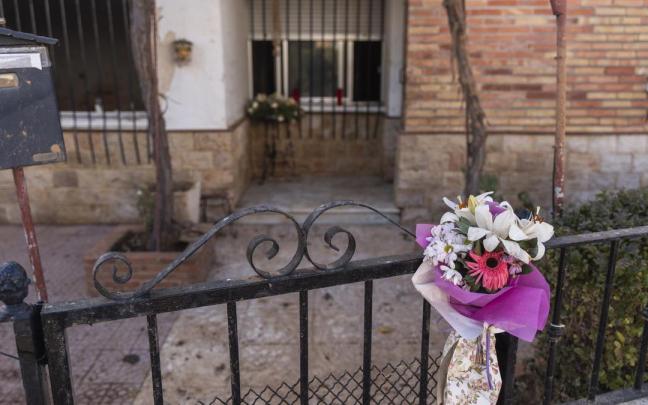 Un ramo de flores en la valle de una casa del barrio de la Fuente.