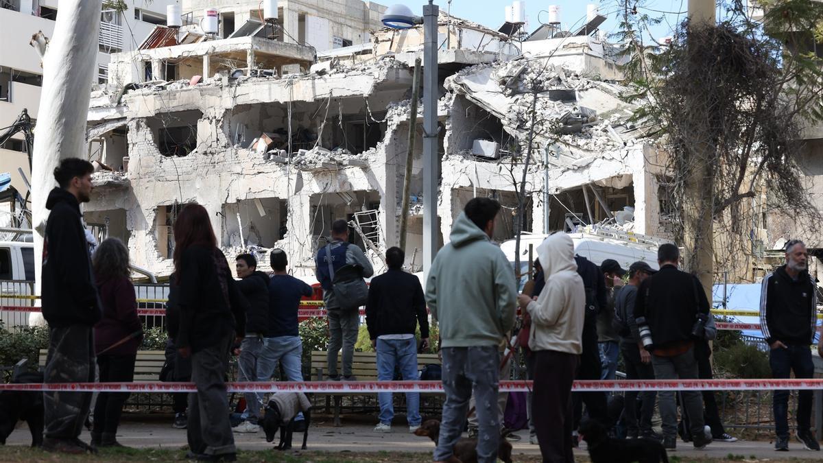 Daño de un misil iraní en Tel Aviv