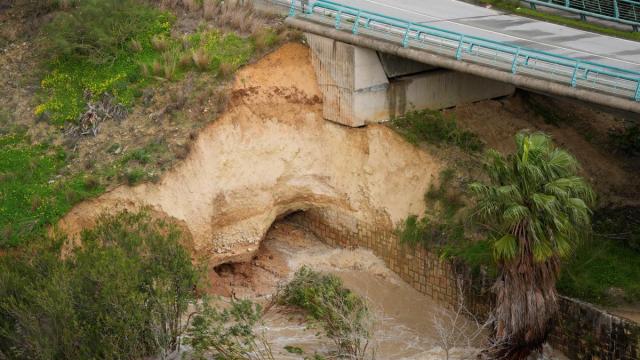 Desprendimiento de un talud en la carretera debido a las fuertes lluvias en Andalucía.