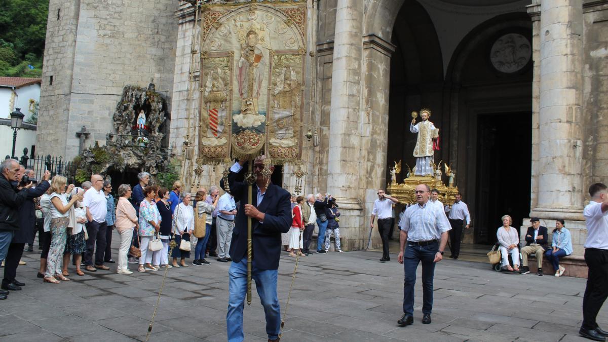 La figura de San Ignacio abandona la parroquia portada por fieles para encabezar la procesión.