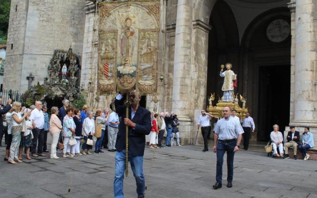 La figura de San Ignacio abandona la parroquia portada por fieles para encabezar la procesión. / Aitor La figura de San Ignacio abandona la parroquia portada por fieles para encabezar la procesión.