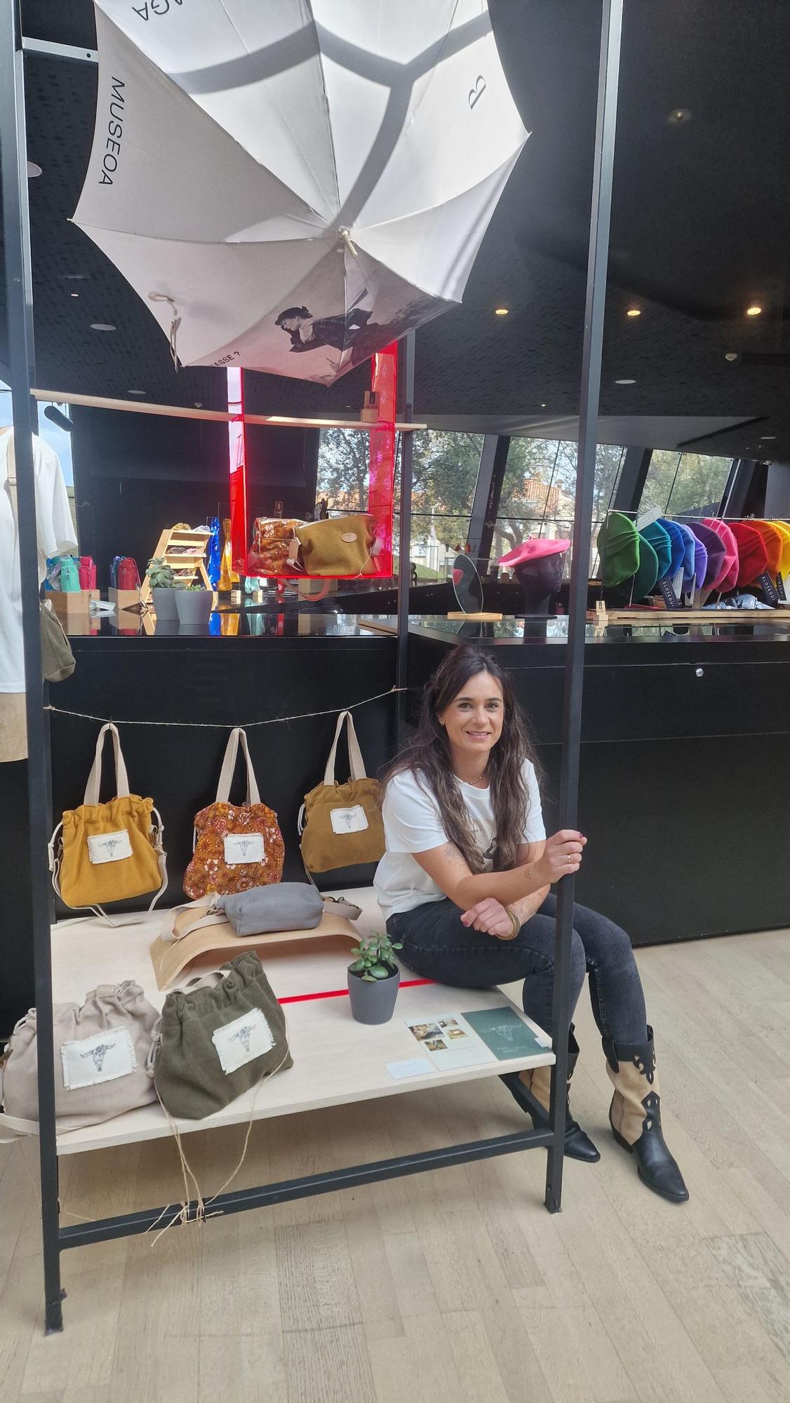 El ‘stand’ de productos de Leire Velasco en el Museo Cristóbal Balenciaga.