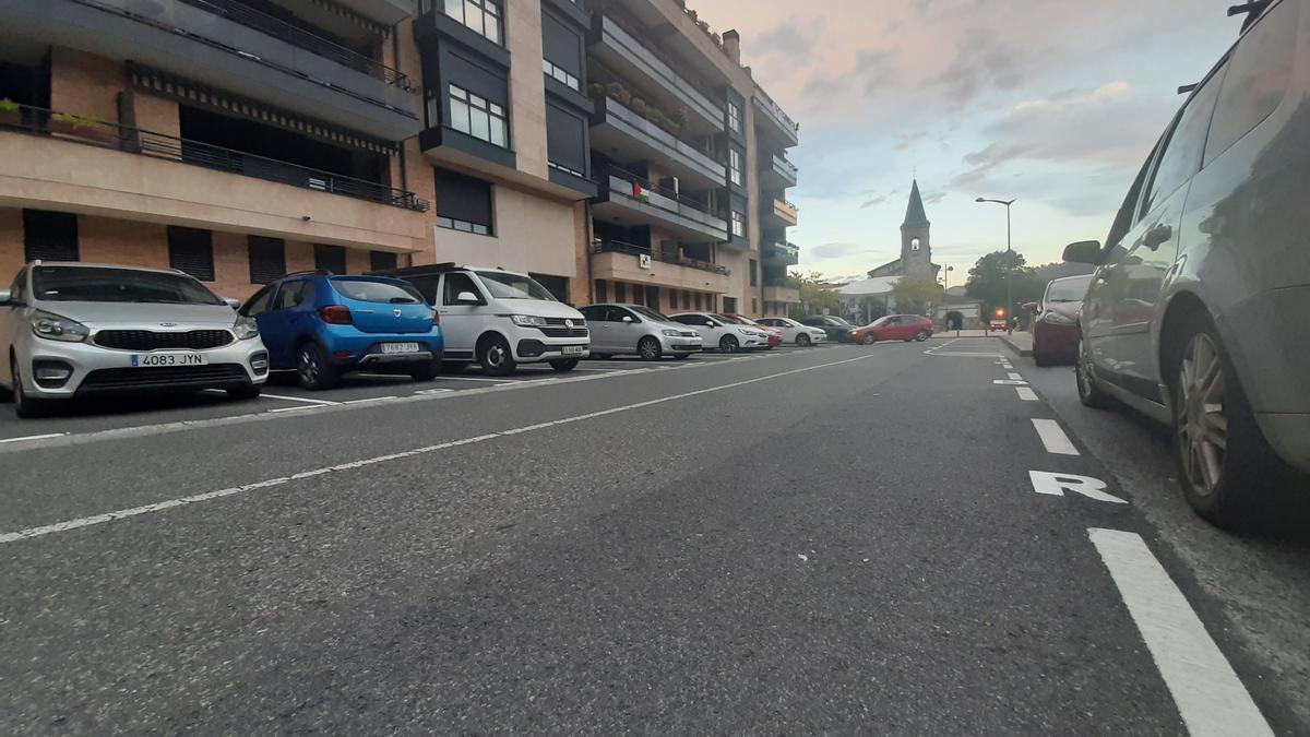 Las marcas viales que indican la reserva de las plazas para residentes ya se han pintado.