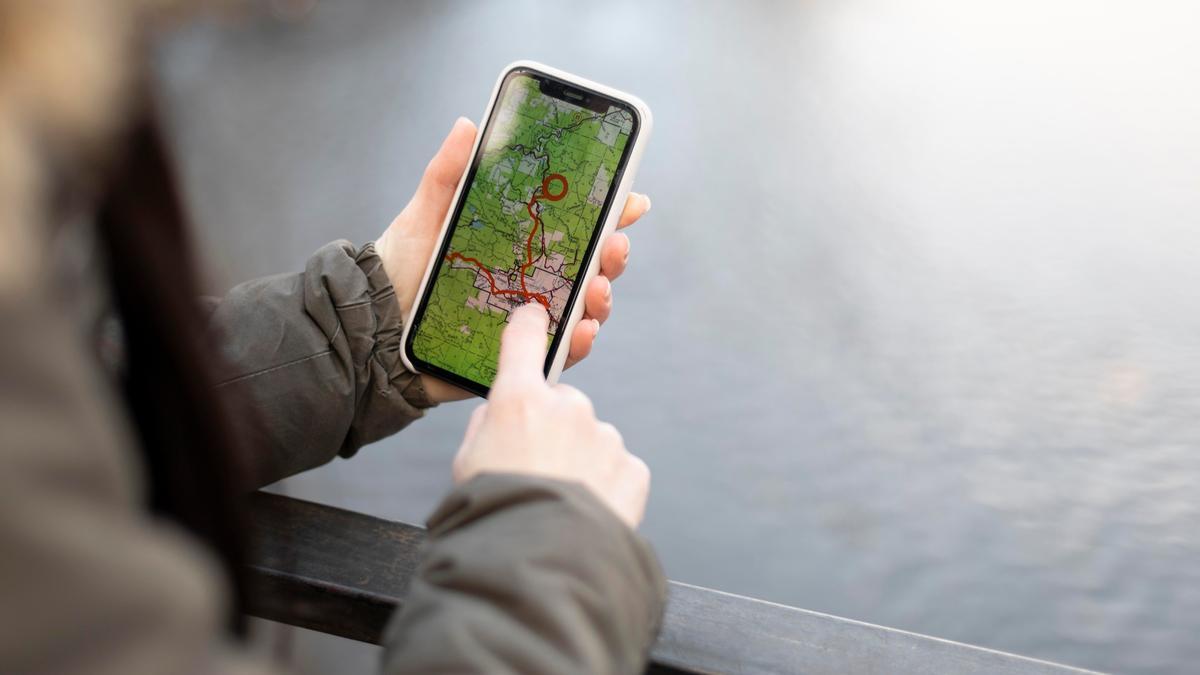 Persona sosteniendo un móvil que tiene GPS.